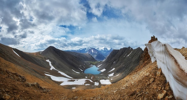 Caminhadas nas montanhas Rios e lagos de montanha paisagem de verão de cumes e picos Uma viagem incrível