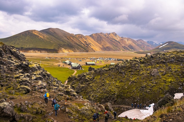 Caminhadas nas terras altas com neve, musgo vulcânico verde, montanha colorida, Landmannalaugar, Islândia