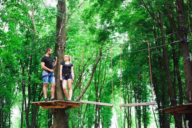 Caminhadas no parque corda dois jovens.