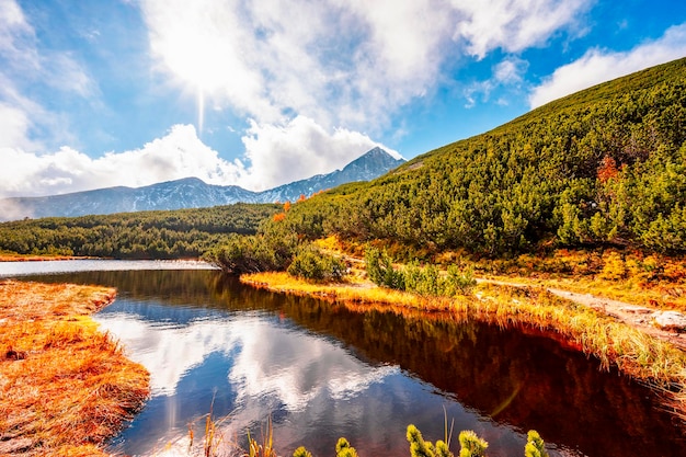 Caminhadas no parque nacional High Tatras Caminhando para biele pleso perto de zelene pleso na montanha Vysoke Tatry Eslováquia