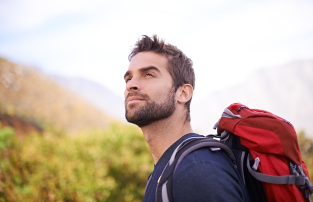 Caminhadas relaxam e pensam com o homem na montanha para aventura de fitness e viagem de viagem Mochila verão e treino com caminhante masculino trekking no caminho da natureza para liberdade de treinamento e explorar