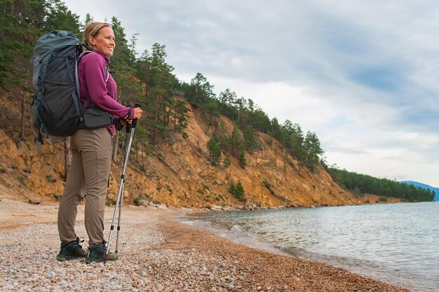 Caminhadas turismo aventura mochileiro caminhante mulher olhando para a bela vista caminhante menina mulher turista wi