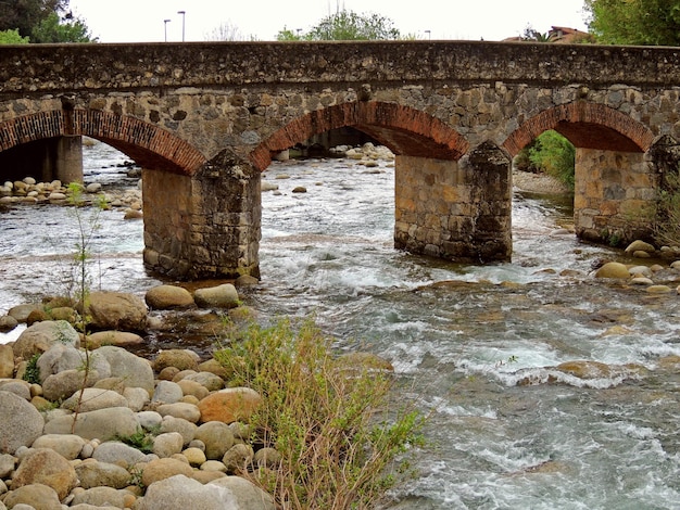 Caminhando ao longo da causa do rio Garganta Santa Maria em Candeleda Avila, Espanha