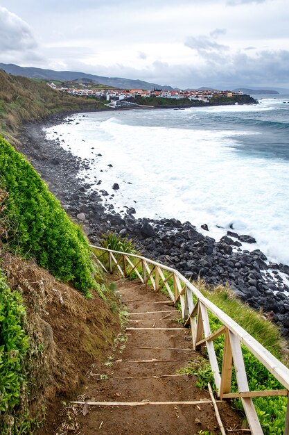 Caminhando ao longo da costa do oceano