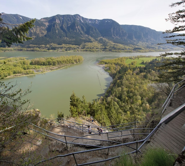 Caminhando até beacon rock no rio columbia