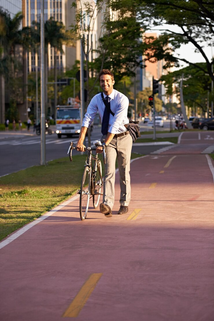 Foto caminhando de bicicleta e homem de negócios na cidade para viagens de manhã para o trabalho e viagem para o trabalho cidade urbana profissional e pessoa com bicicleta na rua para ciclismo transporte sustentável e ecológico