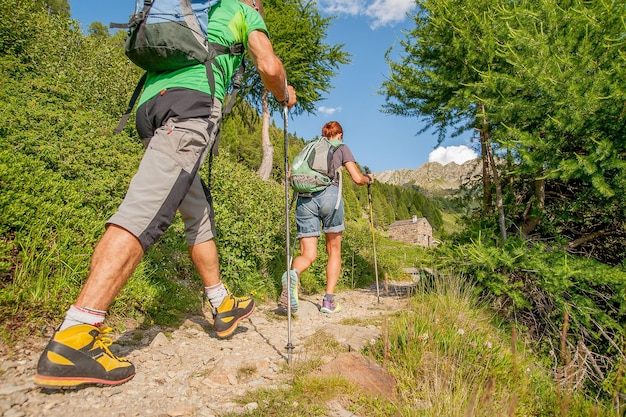 Caminhando em trilhas de montanha