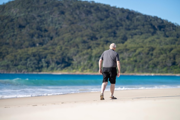 Caminhando na praia na Austrália