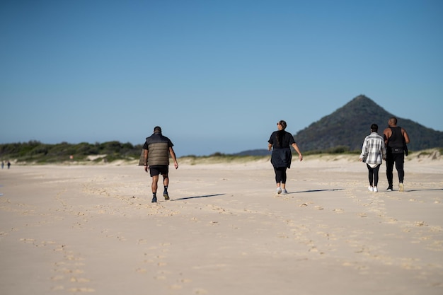 Caminhando na praia na Austrália