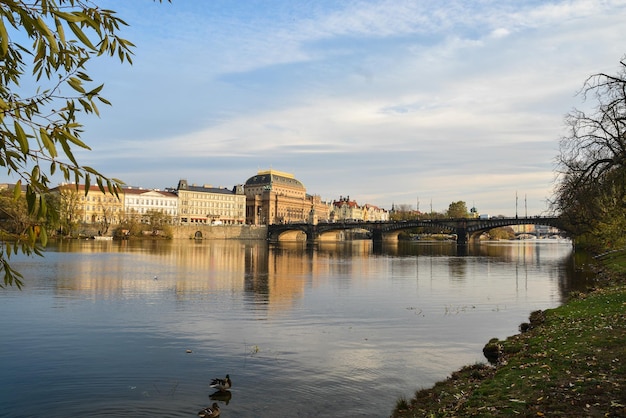 Caminhando no outono de Praga