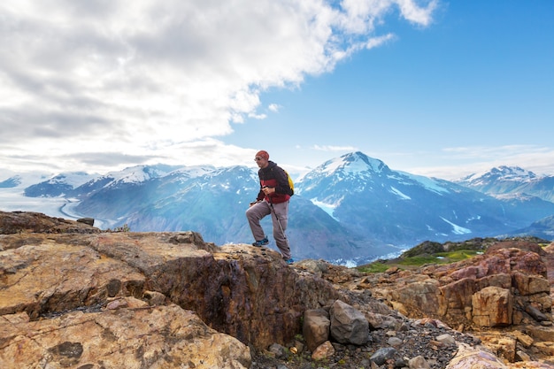 Caminhando o homem nas montanhas canadenses. Caminhada é a atividade recreativa popular na América do Norte. Existem muitas trilhas pitorescas.