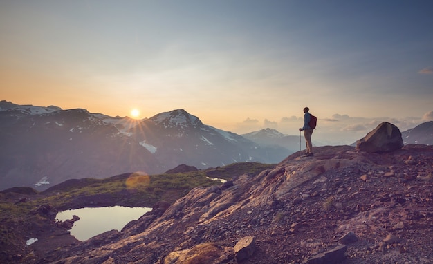 Caminhando o homem nas montanhas canadenses. Caminhada é a atividade recreativa popular na América do Norte. Existem muitas trilhas pitorescas.