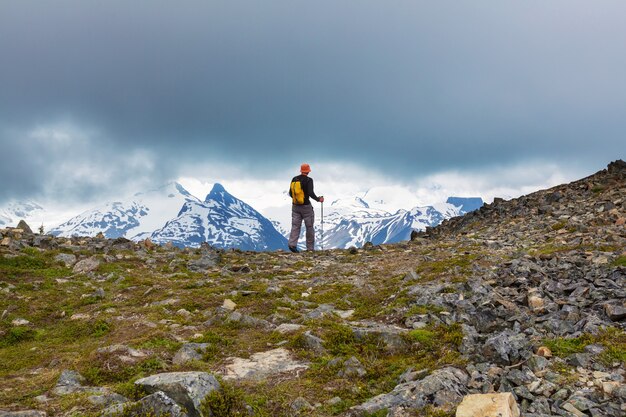 Caminhando o homem nas montanhas canadenses. Caminhada é a atividade recreativa popular na América do Norte.