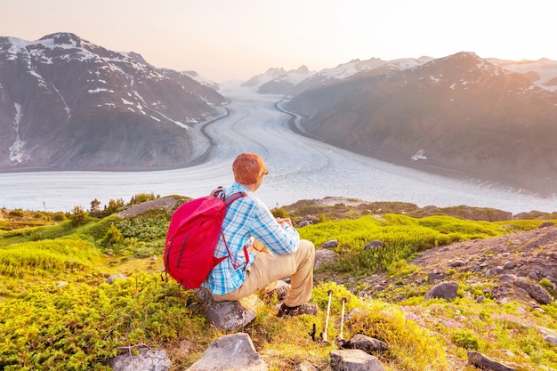 Caminhando o homem nas montanhas canadenses. Caminhada é a atividade recreativa popular na América do Norte.