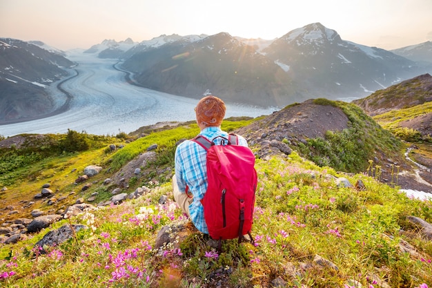 Caminhando o homem nas montanhas canadenses. Caminhada é a atividade recreativa popular na América do Norte.