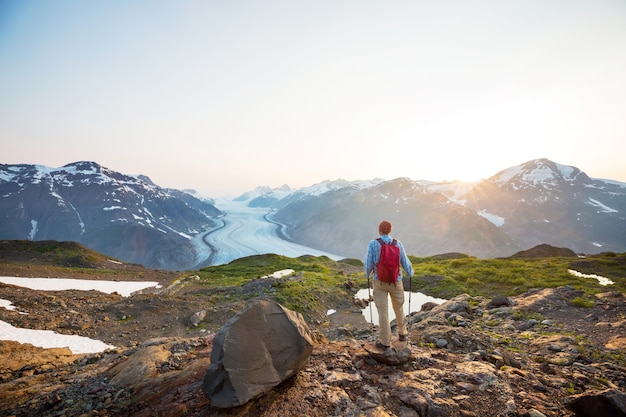 Caminhando o homem nas montanhas canadenses. Caminhada é a atividade recreativa popular na América do Norte.
