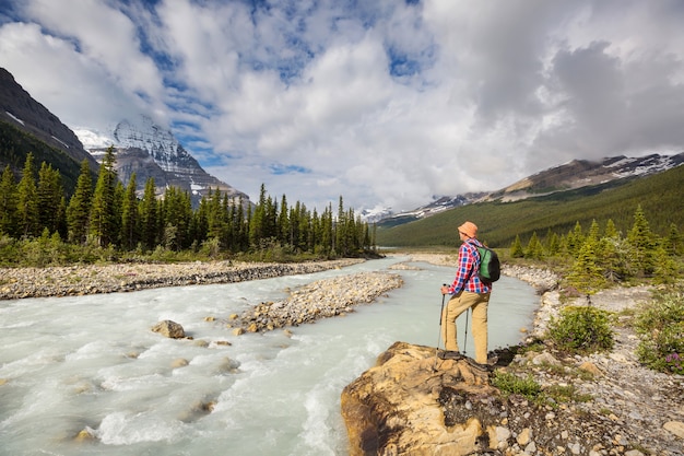 Caminhando o homem nas montanhas canadenses.