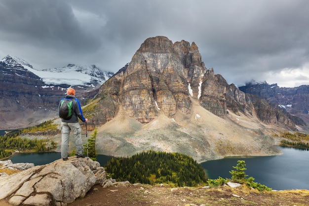 Caminhando o homem nas montanhas canadenses.