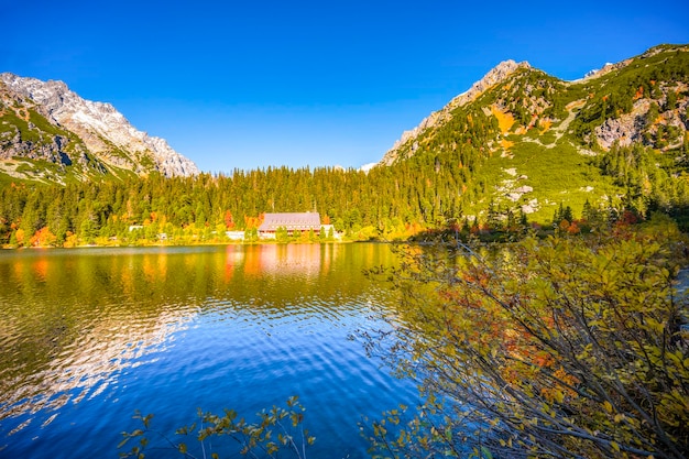 Caminhando o lago Popradske muito popular destino de caminhada na paisagem da Eslováquia do Parque Nacional de High Tatras