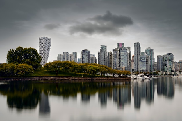 Caminhando pela cidade de Vancouver perto da Ilha de Grandville