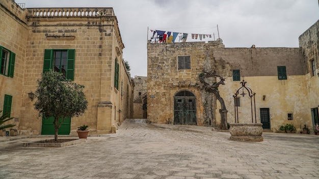 Caminhando pelas ruas medievais da velha Mdina, Malta