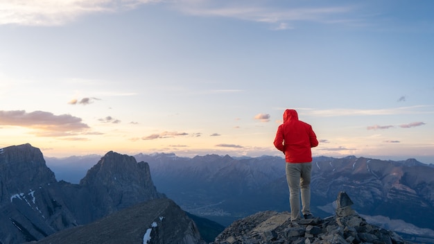 Caminhante aprecia a vista do cume da montanha durante o pôr do sol no rimwall summit canadá