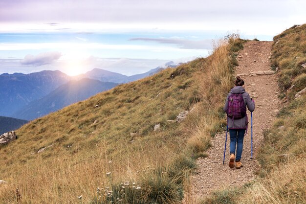 Caminhante caminhando pela trilha nas montanhas Dolomitas, Itália