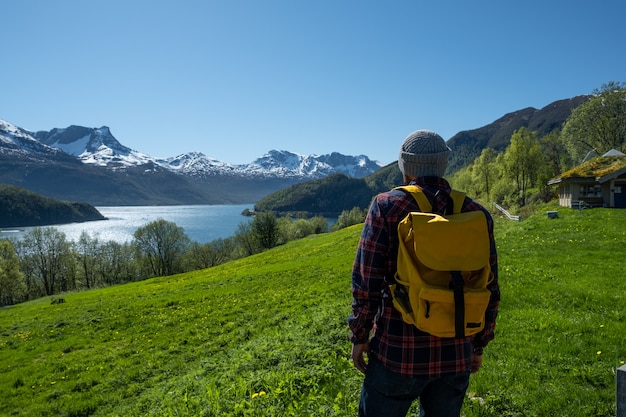 Caminhante com mochila apreciando a vista