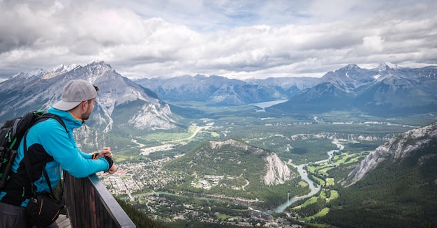 Foto caminhante desfrutando da vista do belo vale alpino com montanhas e rio parque nacional banff canadá