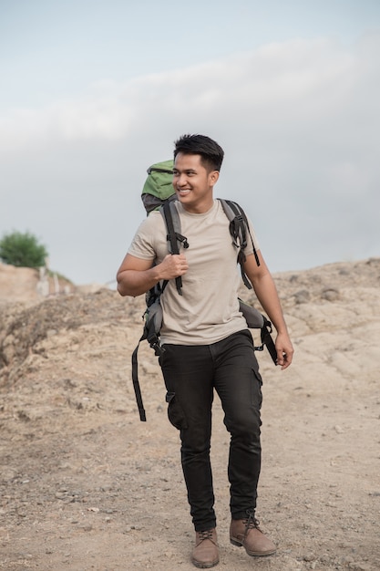 Caminhante masculino andando