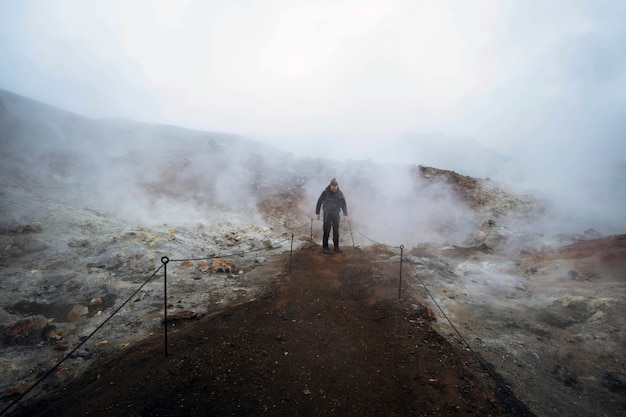 Caminhante masculino em Landmannalaugar, na Reserva Natural de Fjallabak, nas Terras Altas da Islândia