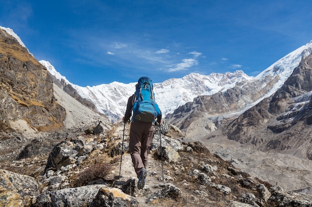 Caminhante na montanha do Himalaia. Nepal