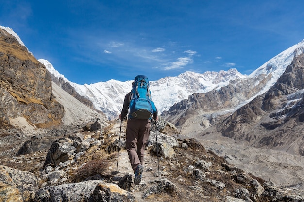 Caminhante na montanha do himalaia. nepal