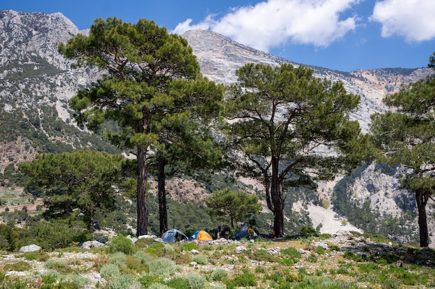 Caminhantes acampando na via lícia em frente à vista da montanha babadag