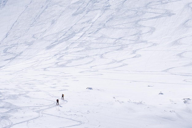 Caminhantes atravessando o terreno nevado alpino durante o inverno eslováquia europa