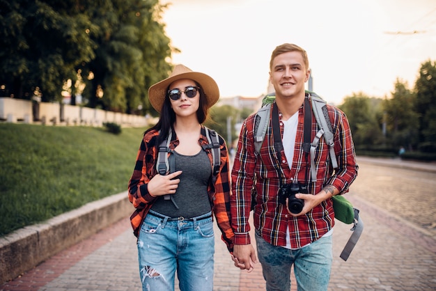 Caminhantes com mochilas fazem turismo na zona turística