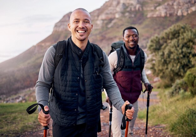 Caminhantes felizes. Retrato recortado de dois jovens bonitos, caminhadas nas montanhas.