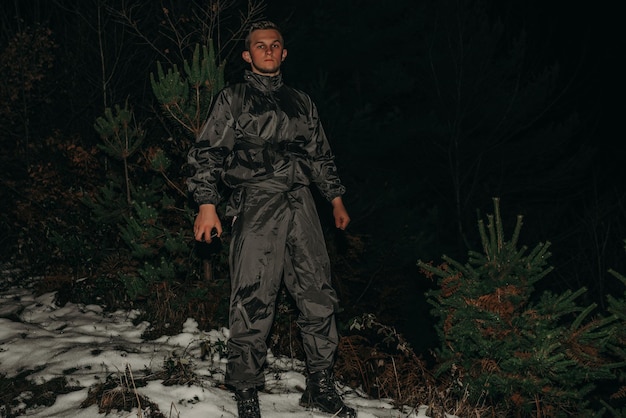 Caminhantes masculinos em roupas para caminhadas e lanternas na montanha de inverno à noite