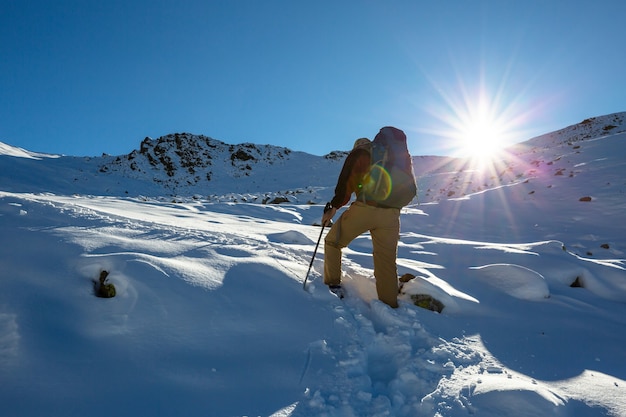 Caminhantes nas montanhas de inverno