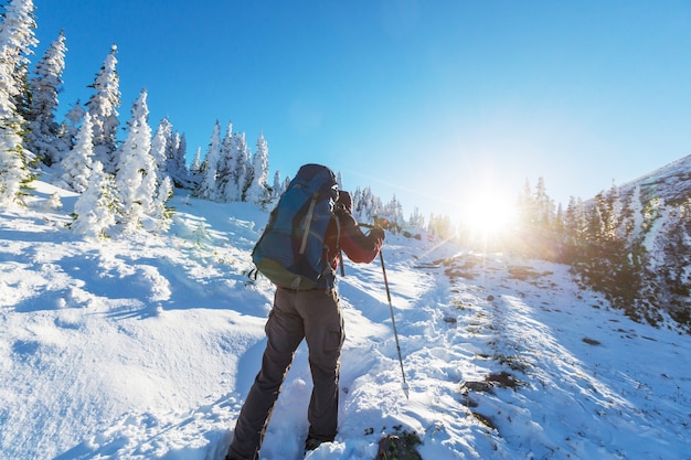 Caminhantes nas montanhas de inverno