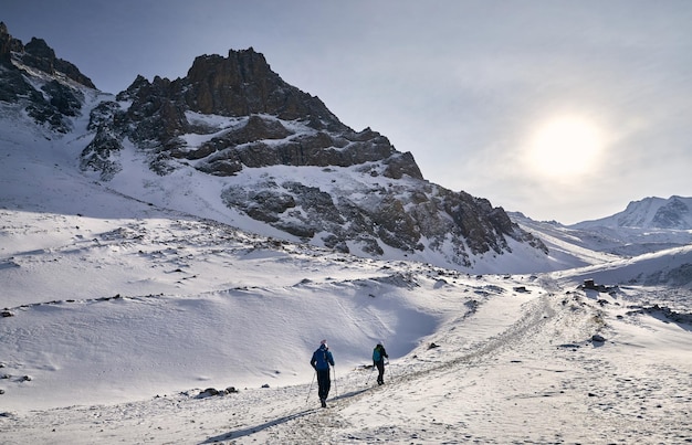 Caminhantes nas montanhas nevadas