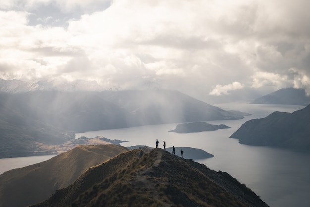 Caminhantes no pico da montanha