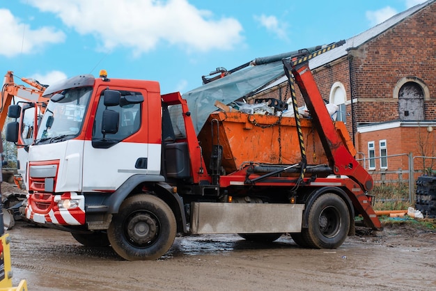 caminhão autocarregador caçamba industrial Levando caçamba cheia de lixo do canteiro de obras para reciclagem