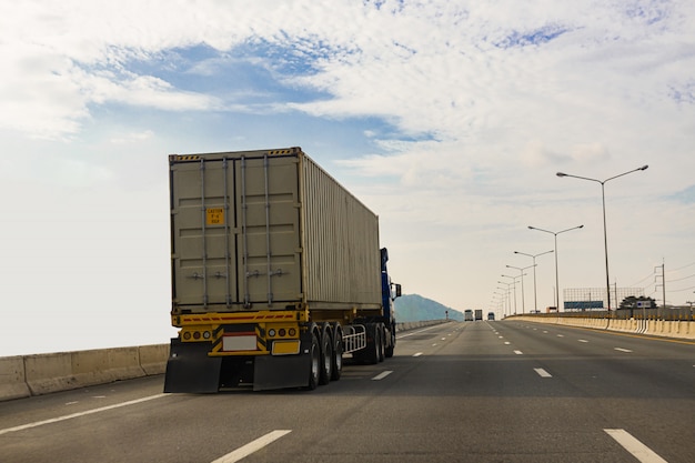 Caminhão branco na estrada rodovia com contêiner, conceito de transporte., Importação, exportação logística industrial Transporte Transporte terrestre na via expressa de asfalto