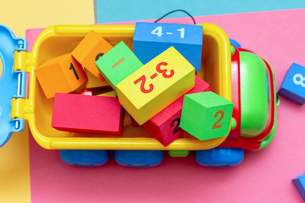 Foto caminhão cheio de carrinho de construtor de brinquedos de criança infantil colorido