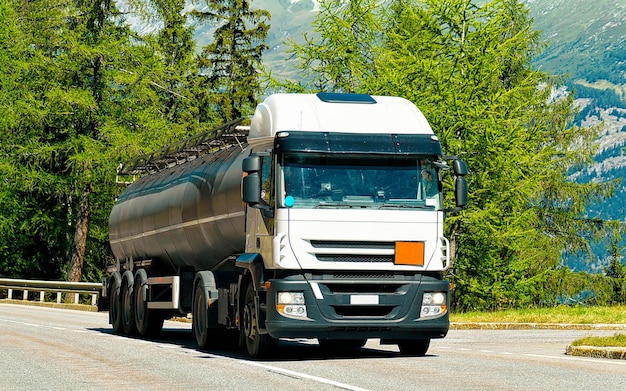 Caminhão com armazenamento de líquido ou óleo na estrada ou rodovia da Suíça. Caminhão com cisterna de tanque de serviço no trabalho de logística. Tanque semi-reboque. Unidade de carro de carga. Entrega de frete. Indústria de exportação de transporte