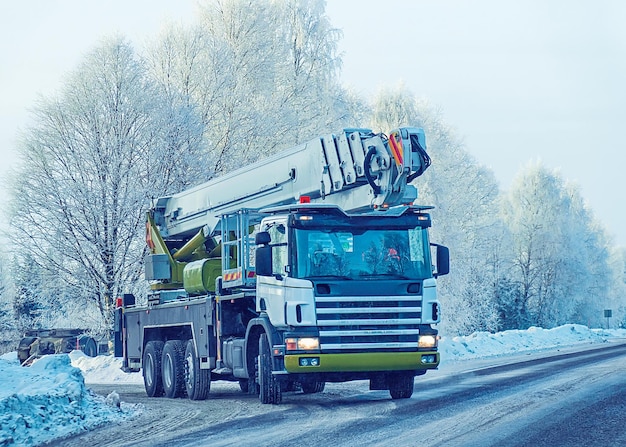 Caminhão com guindaste de elevação na estrada no inverno rovaniemi, lapônia, finlândia