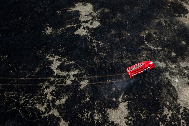 Caminhão de bombeiros na vista aérea de incêndio