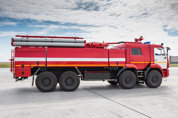 Caminhão de bombeiros vermelho do aeródromo no aeroporto