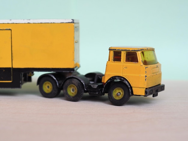 caminhão de brinquedo amarelo